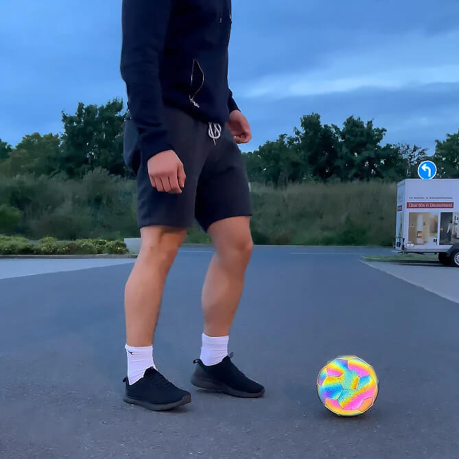 Anooki™ Blitz Fußball - Einzigartiger reflektierender Fußball für Trickser